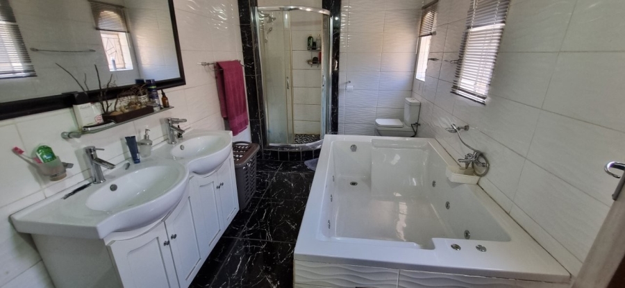 5 Bedroom Property for Sale in Elandsrand North West